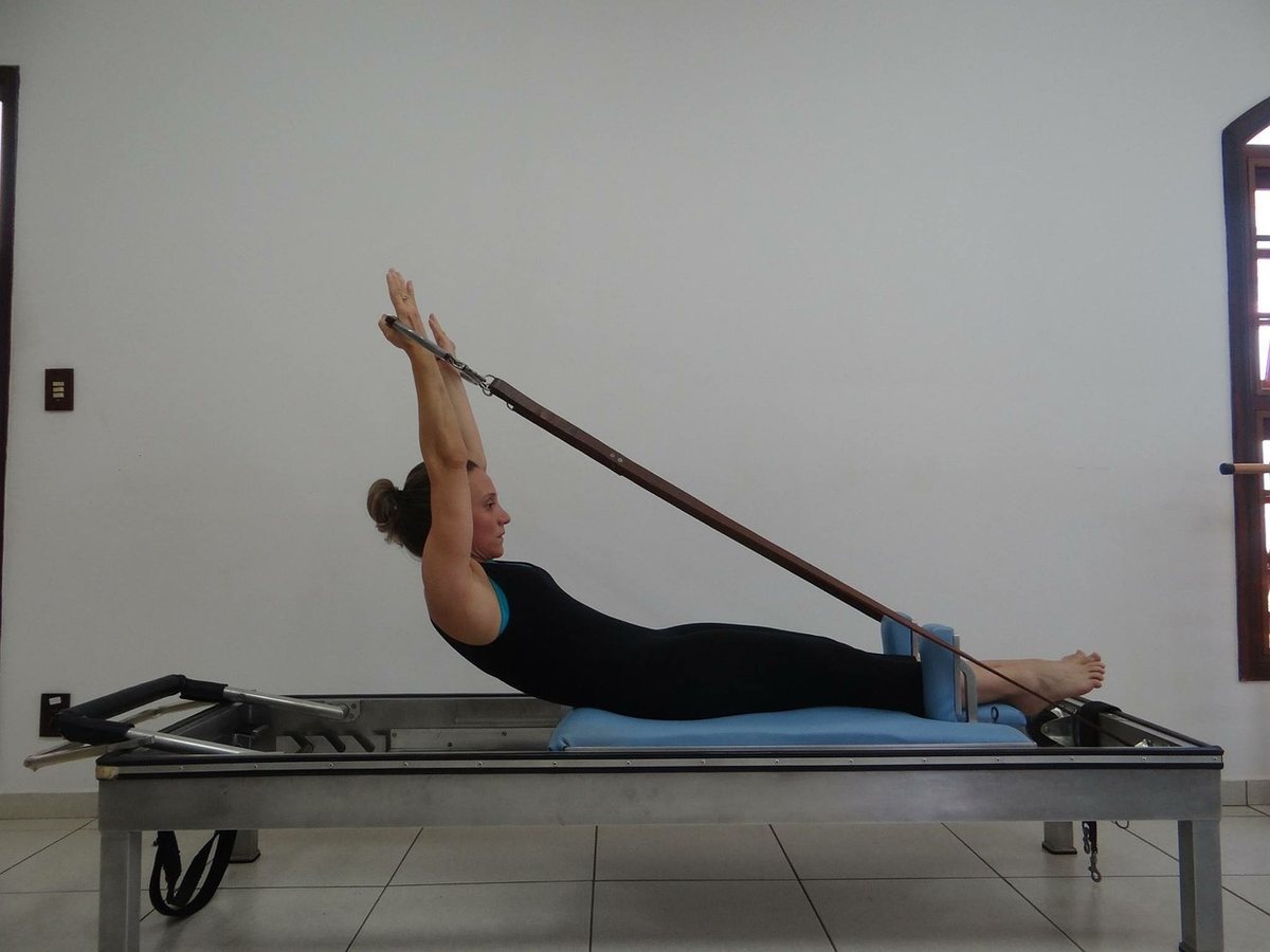 Exercice de Pilates sur machine pour travailler la posture